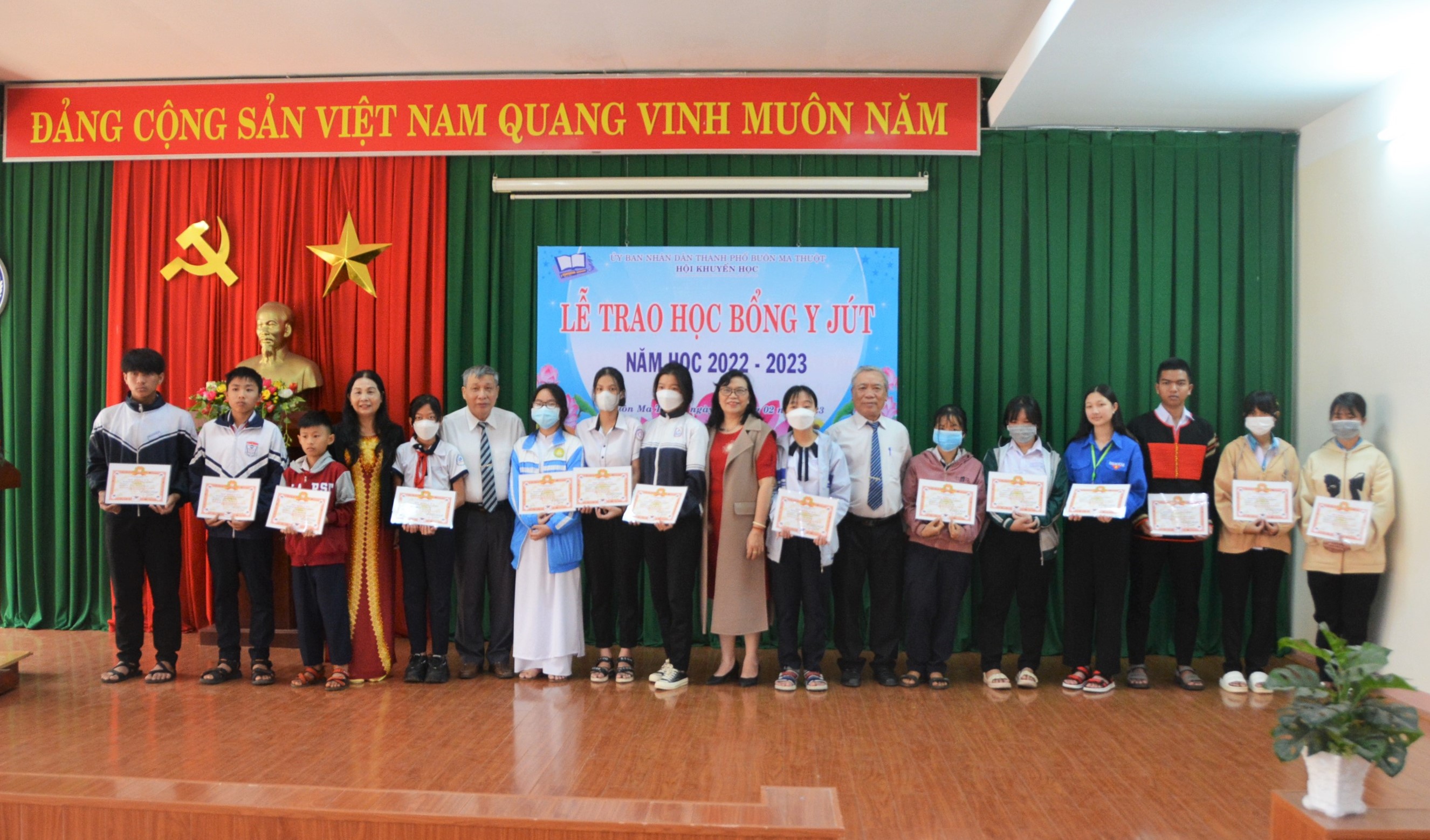 Hội Khuyến học thành phố Buôn Ma Thuột: Trao học bổng Y Jut cho 104 học sinh nghèo vượt khó